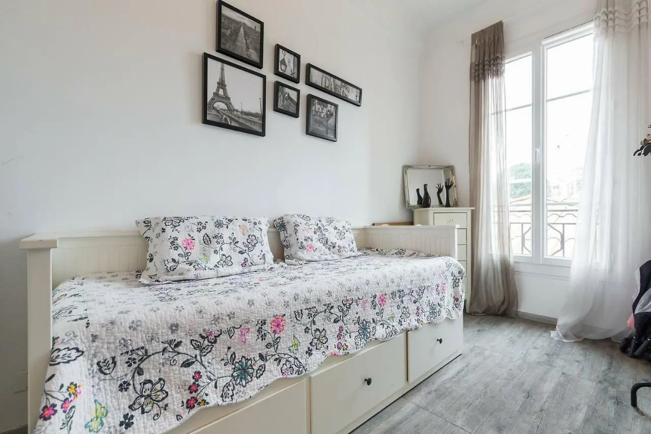 Stylish White And Red Apartments Juan-les-Pins