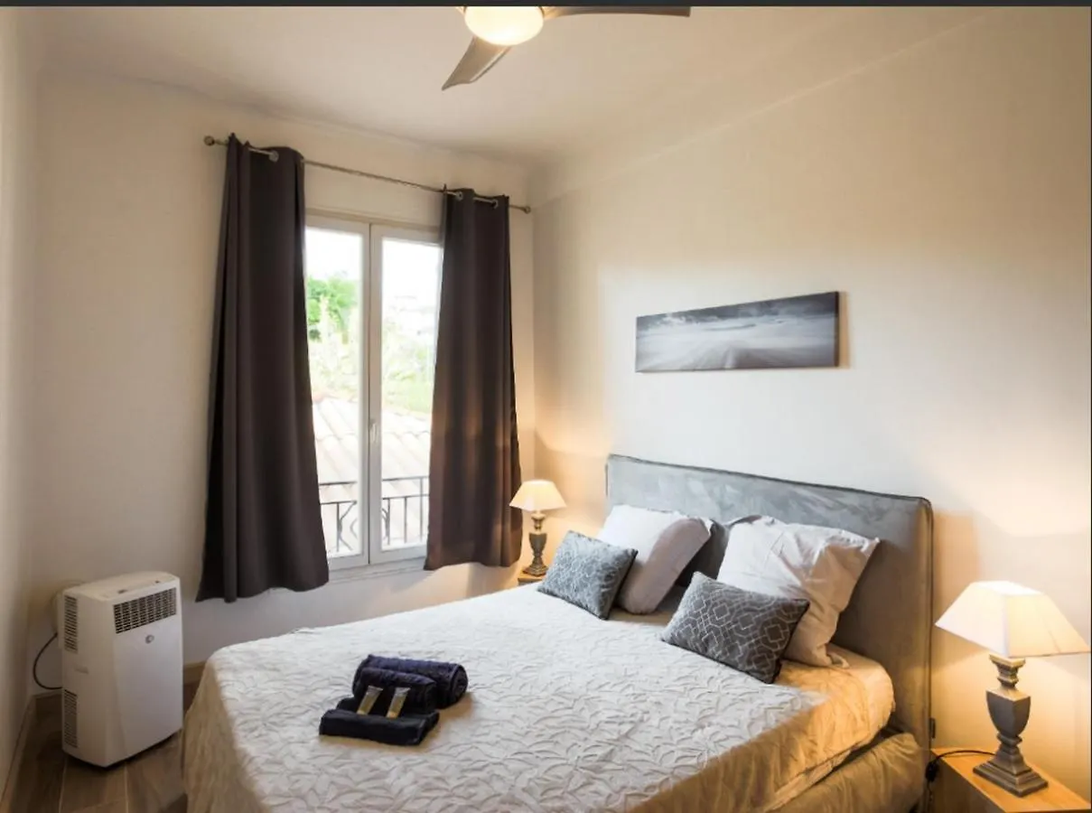 Stylish White And Red Apartments Juan-les-Pins 0*,  Francja